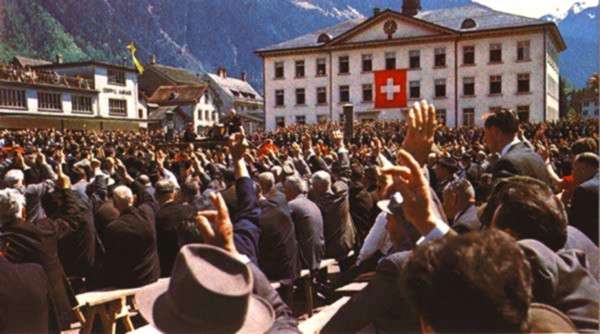 Una Landsgemeinde - una asamblea de todos los votantes de un cantn que votan los asuntos pblicos levantando sus manos